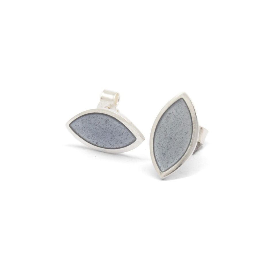 Melanie Hamlet, Kokkino: Moda Single Leaf Grey Enamel Earrings, tomfoolery